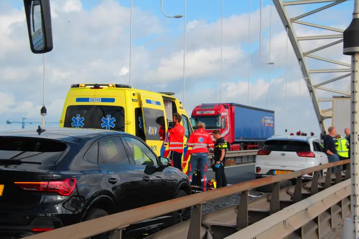 Auto onder vrachtwagen Sleeuwijk