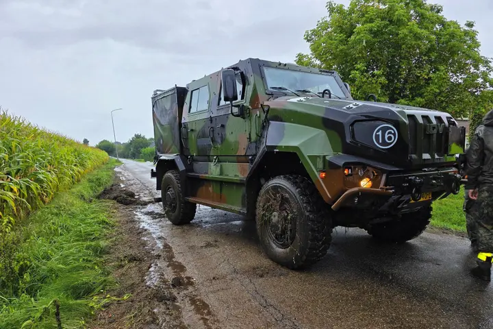 legervoertuig in sloot ede