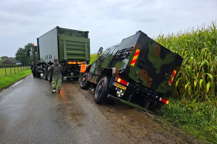 legervoertuig in sloot