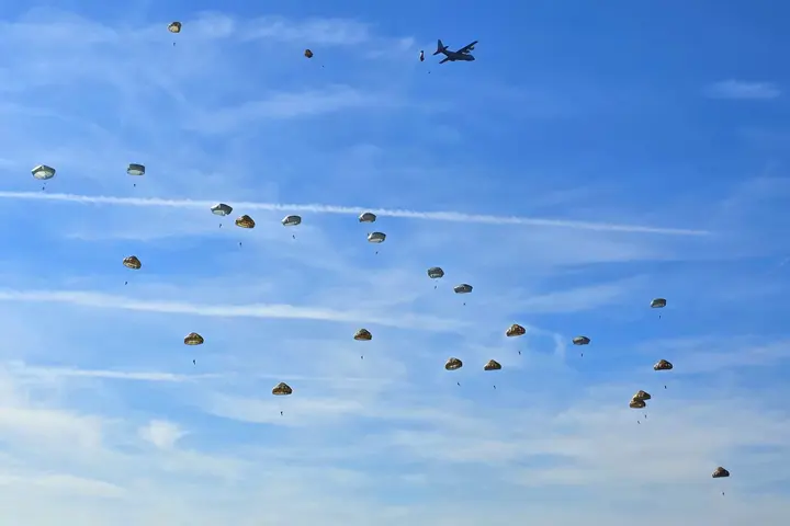 parachutisten landen in boom