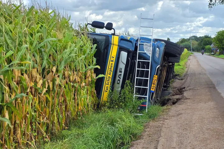 Vrachtwagen kantelt in Ede