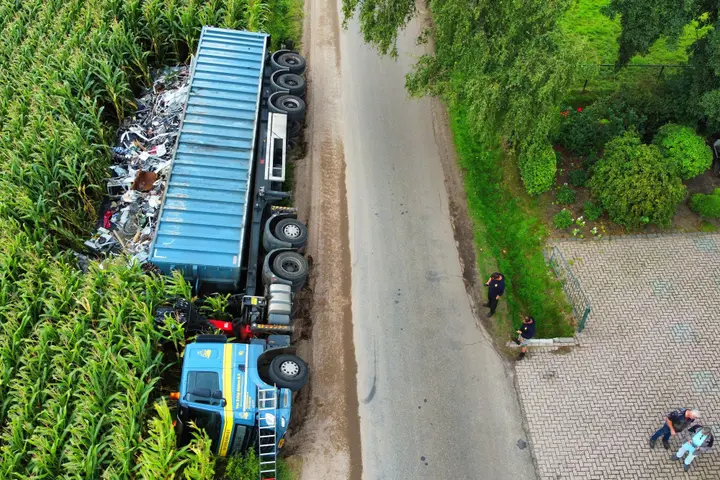 Vrachtwagen kantelt in Ede
