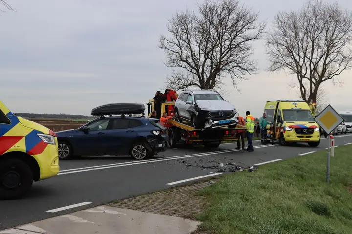 Auto botst op taxi Kerkwerve