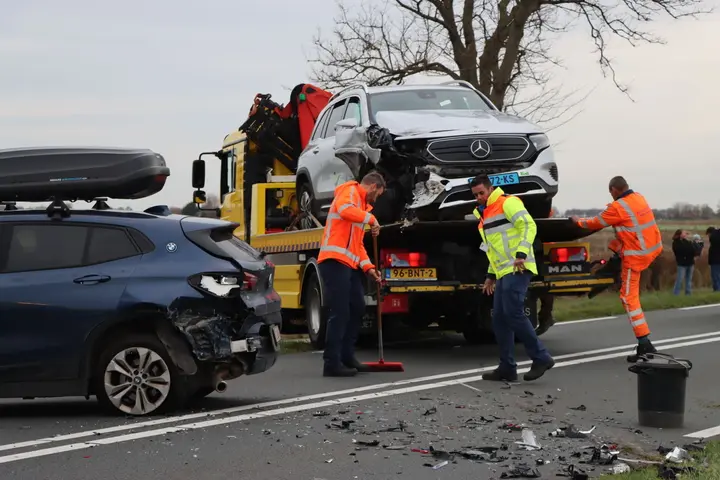 Auto botst op taxi Kerkwerve