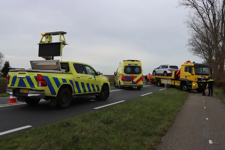 Auto botst op taxi Kerkwerve