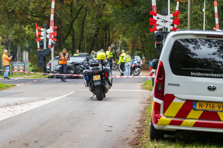 Auto botst trein Tilburg