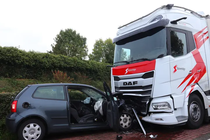 Auto op vrachtwagen Wervershoof