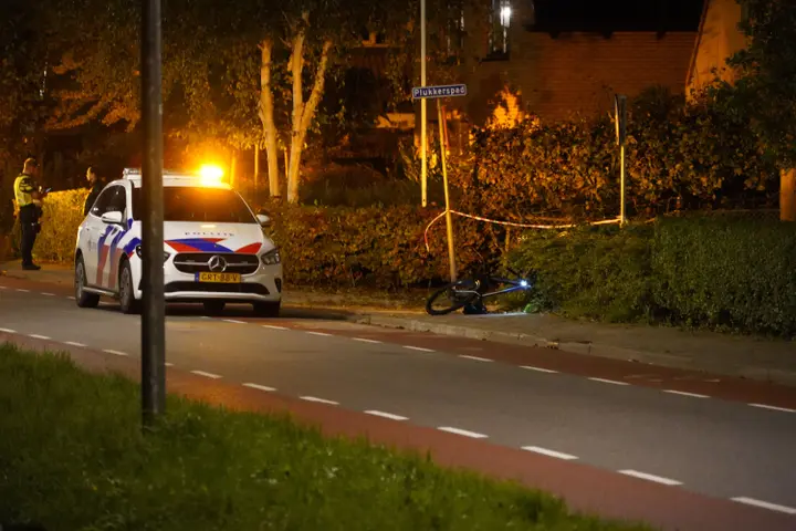Politie rijdt fietser aan