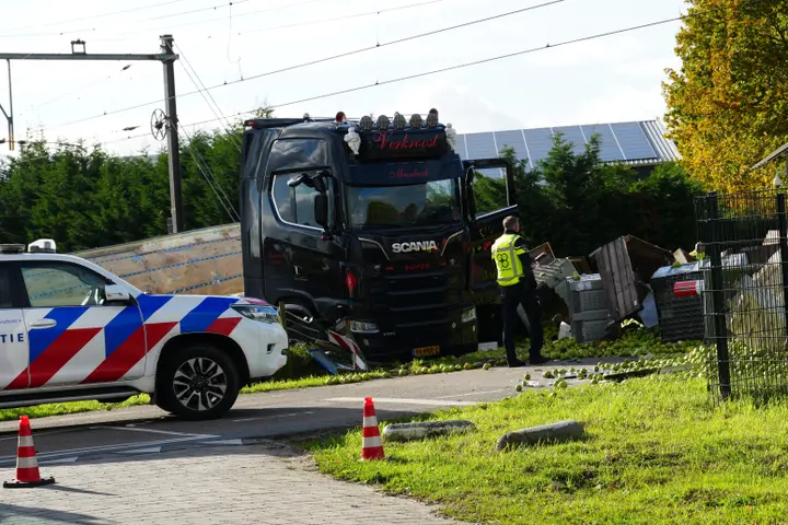 Trein botst op vrachtwagen Meteren
