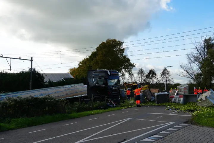 Trein botst op vrachtwagen Meteren