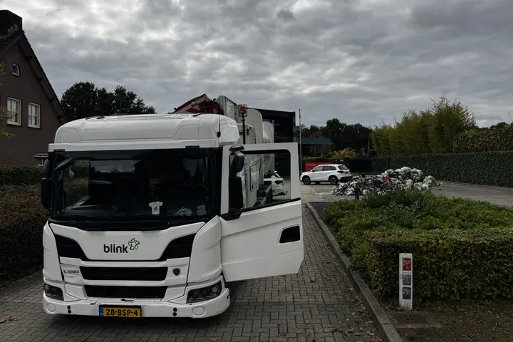 Vrachtwagen lost brandende lading