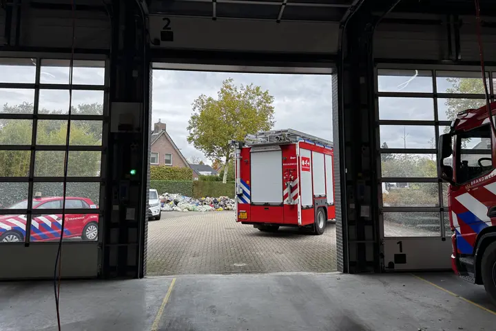 Vrachtwagen lost brandende lading