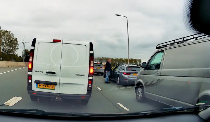 Agent stapt uit