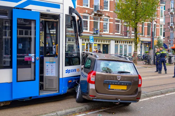 Meerdere gewonden bij aanrijding tussen auto en tram in Amsterdam