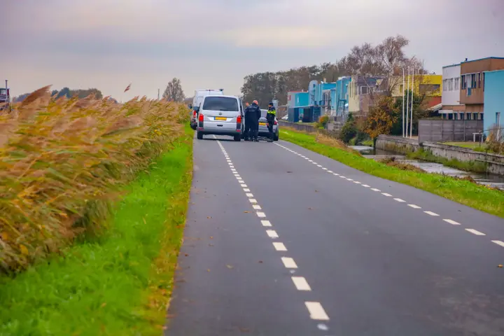 Overleden persoon in water aangetroffen, politie doet onderzoek, Nijverheidstraat in Edam