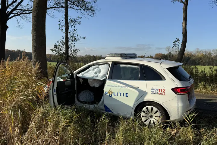 Politieauto tegen boom Erp