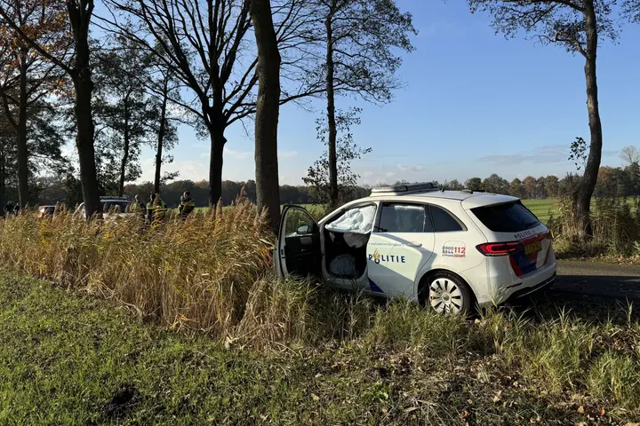 Politieauto tegen boom Erp