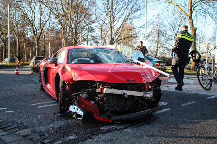 Audi R8 crash