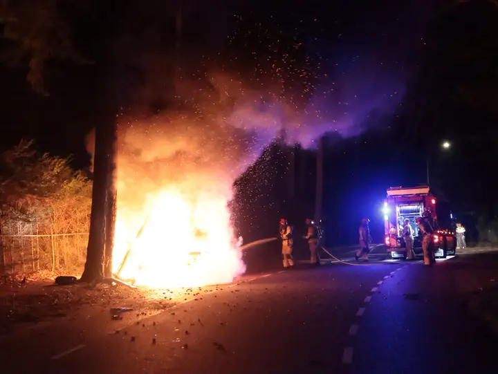 Auto vliegt in brand Laren