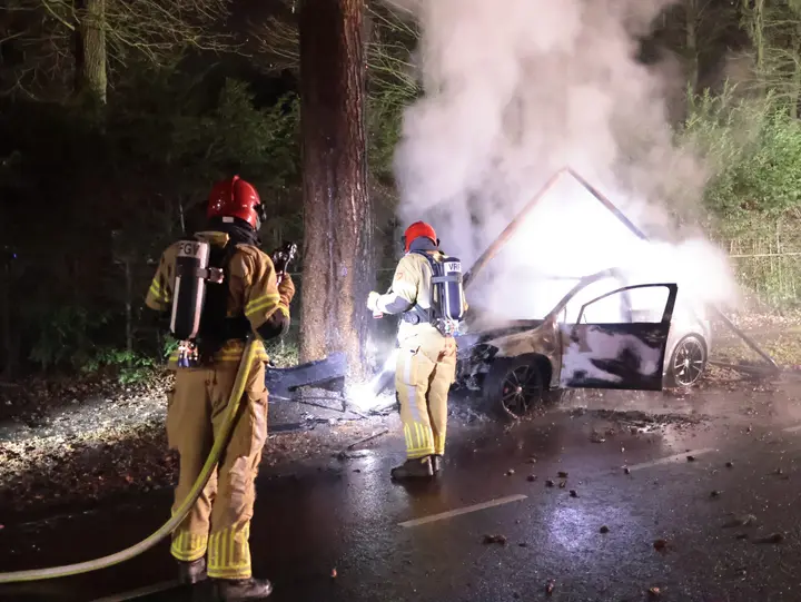 Auto vliegt in brand Laren