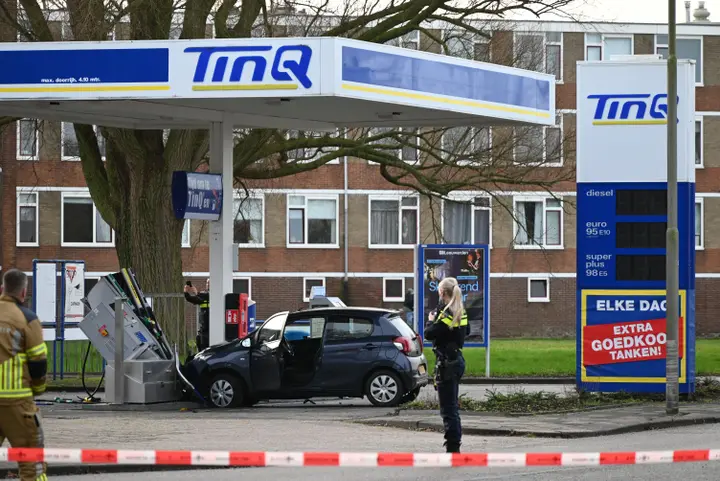 Automobiliste botst op tankstation