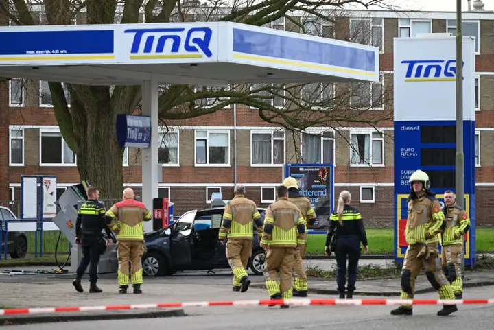 Automobiliste botst op tankstation