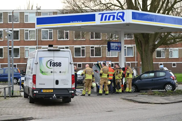 Automobiliste botst op tankstation