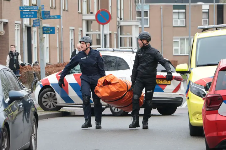 Man op dak Almere