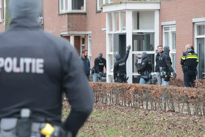 Man op dak Almere