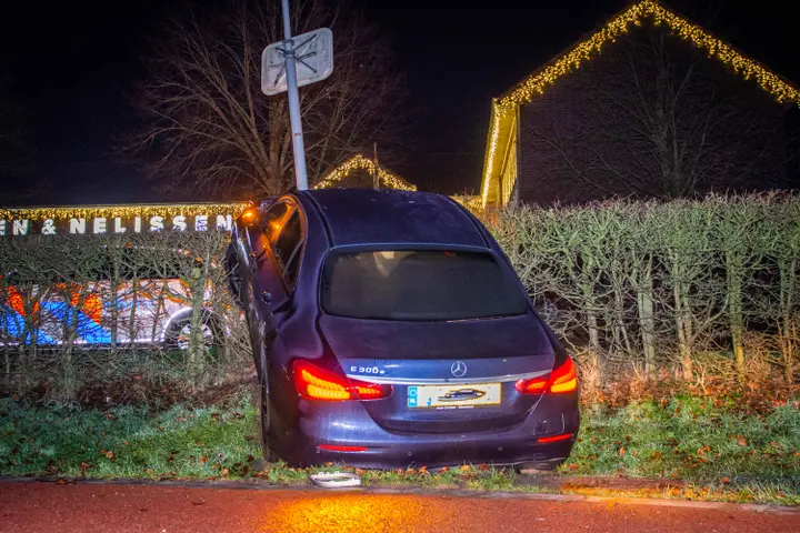 auto botst tegen lantaarnpaal in zaltbommel1