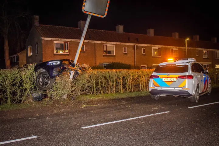 auto botst tegen lantaarnpaal in zaltbommel3