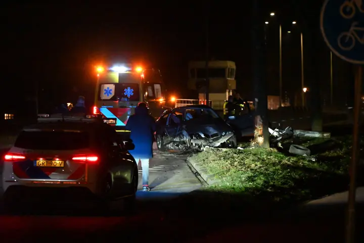 Auto op boom leeuwarden