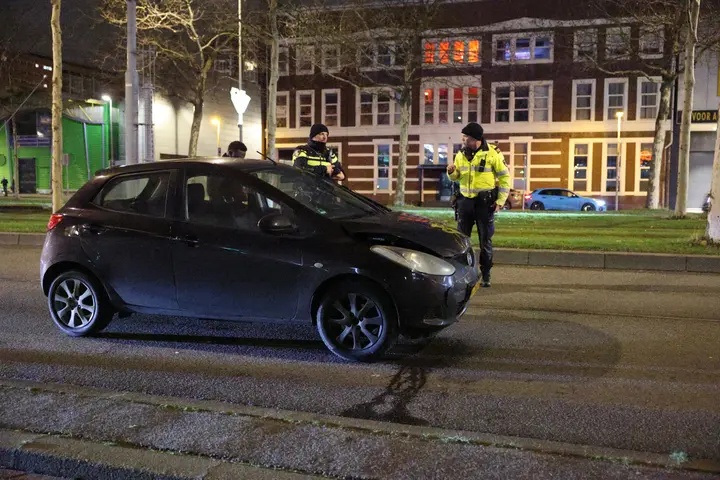 Automobiliste rijdt over man heen Rotterdam