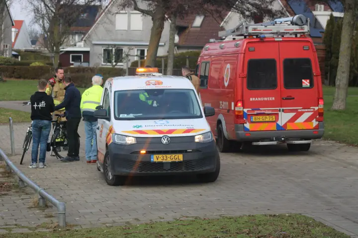 Brandweer duikt in water Urk