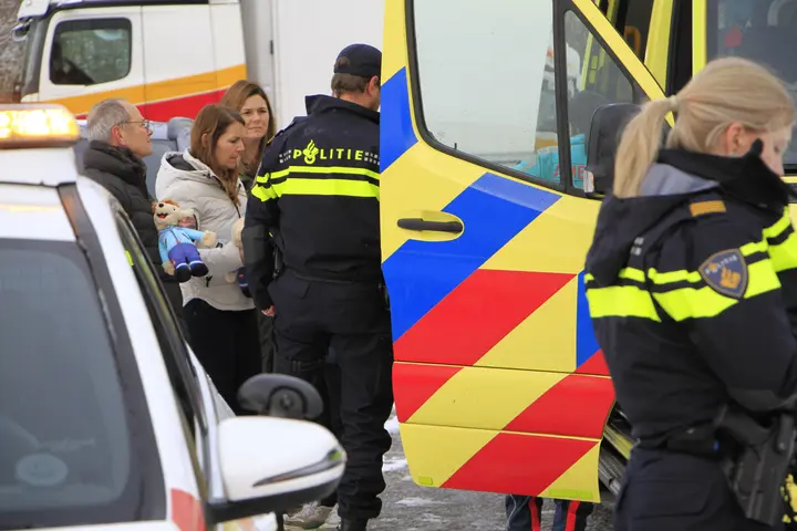Vrachtwagen botst op auto Weert