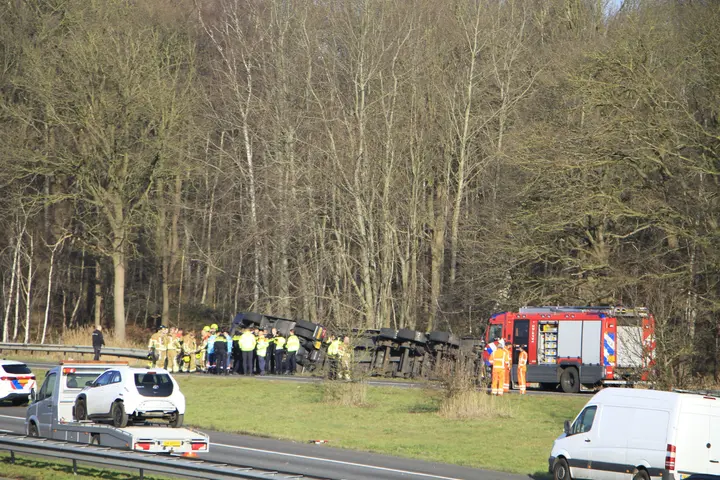 Vrachtwagen kantelt Ell