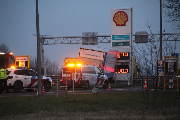 Ongeval vrachtwagen tankstation