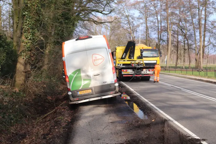 Postnl busje van de weg