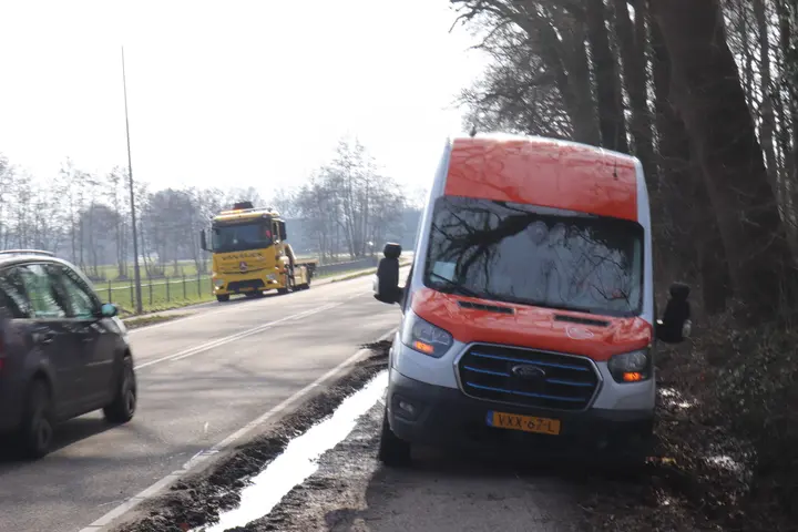 Postnl busje van de weg