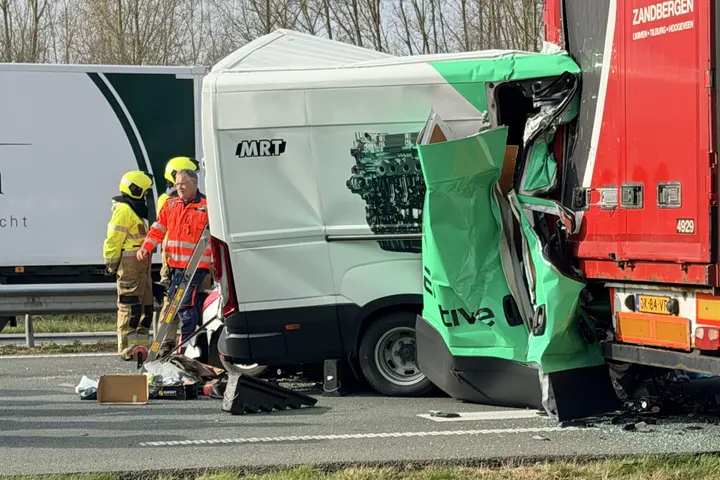 Aanrijding vrachtwagen Heeswijk-Dinther