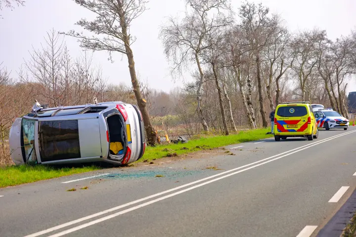 Auto op de kop tegen boom Diemen