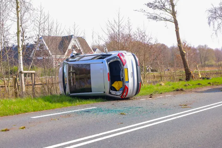 Auto op de kop tegen boom Diemen