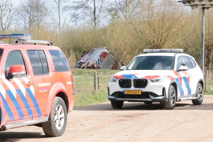 Brandweer in sloot