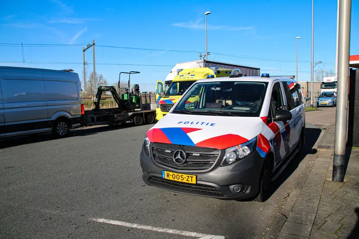 busje botst op stilstaande vrachtwagen in hardinxveld giessendam1