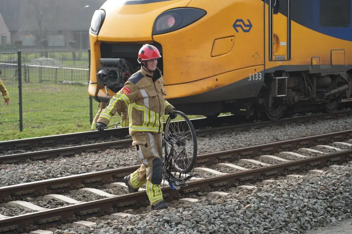 Fiets wordt voor trein gegooid.