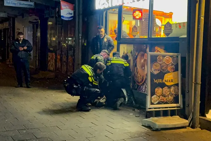 Man bespuugt agent Rotterdam