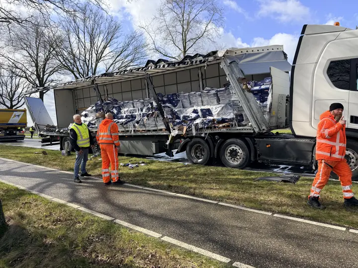 Vrachtwagen melk bij Odiliapeel