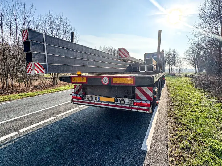 Bestelbus op vrachtwagen beek en donk