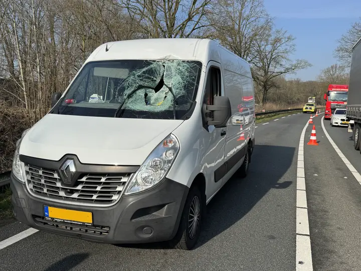 Bestelbus op vrachtwagen beek en donk