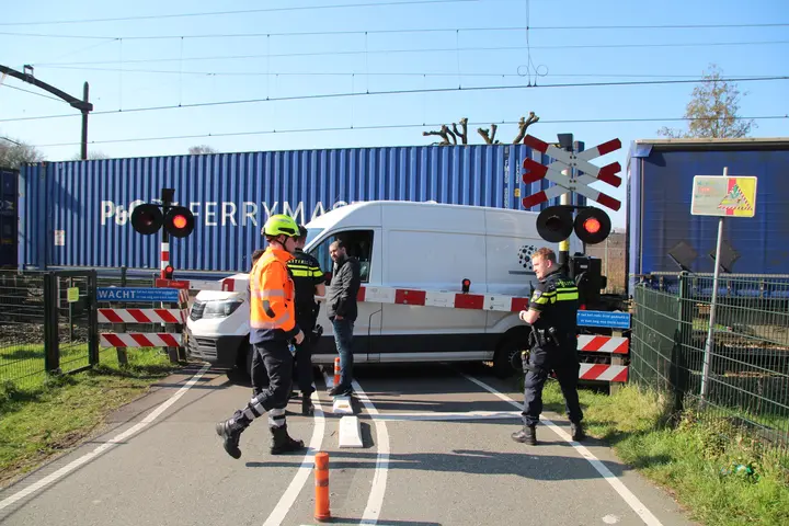 Ongeval trein en bestelbus Dordrecht